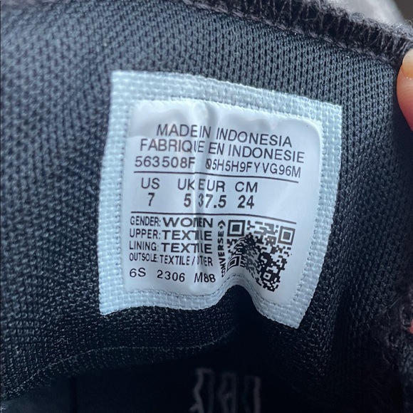 Classic Black and White Canvas Sneakers - Picture 4 of 6